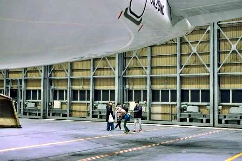 參加者可進入平時難以踏入的機庫空間，在大型飛機旁搭帳篷露營，感受完全不同於一般旅行的特殊夜晚。
