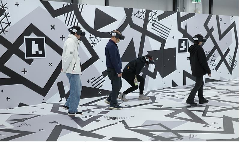 戴上VR裝置後，觀眾可隨著劇情自由走動穿梭。