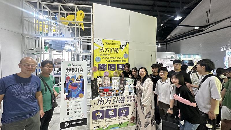 公廣系第24屆畢製參與「青春設計節」，師生與參與貴賓合影。