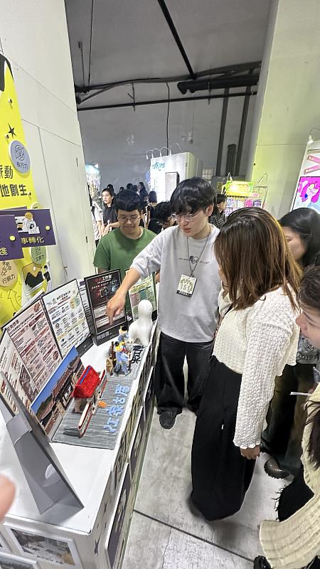 學生為觀眾說明畢製內容。