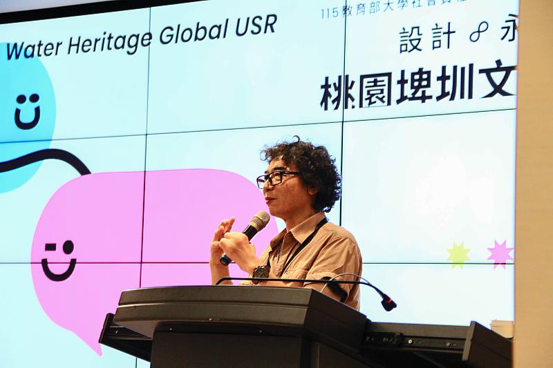 視傳系張聰賢老師開場介紹講者與活動主題。
