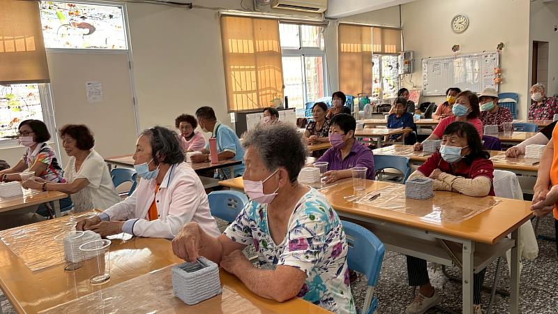 居民參與課程專注聆聽與操作準備，建立對循環材料與低碳生活之基礎認知。