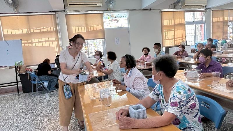 協同主持人黃瑞靜副教授指導居民進行菱炭泥盆植栽操作，說明材料應用與製作重點。