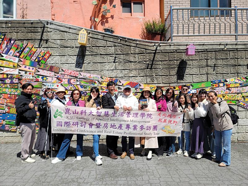 師生前往釜山甘川洞文化村觀察都市再生。