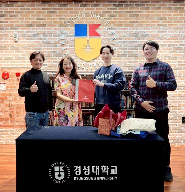 林伶瑾副教授（左2）率領研究生前往韓國慶星大學（KYUNGSUNG UNIVERSITY）進行交流。