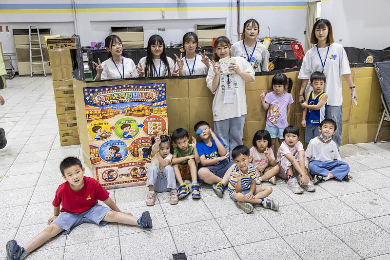 完成挑戰後的孩子們與幼保系大姊姊開心合影。