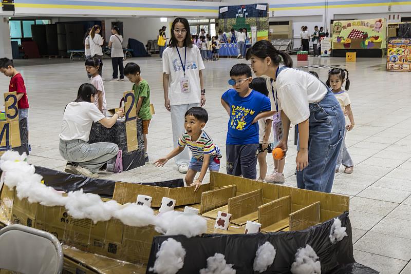 嘉藥幼保系學生發揮創意，將夜市文化融入闖關遊戲，帶領小朋友在寓教於樂中探索。
