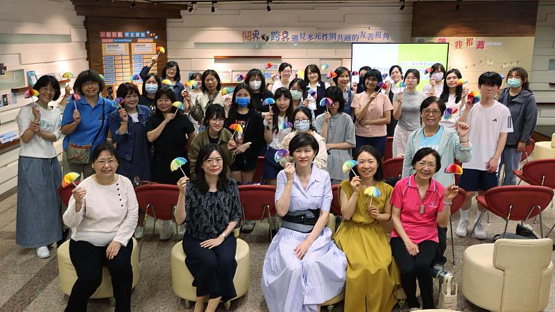 淡江大學圖書館、女聯會及性平會於4月20日共同舉辦繪本導讀講座，參與者手持彩色性平保護傘合影。（圖／淡江大學提供）