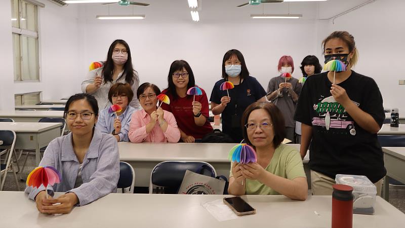 4月21日的「保護與尊嚴 撐起性平彩虹傘」性別主流化講座，安排「彩虹傘」手作體驗，寓意多元性別族群撐起一把具溫度的保護傘。（圖／淡江大學提供）