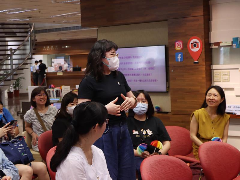 繪本導讀講座的QA互動環節中，參與者分享自身觀點。（圖／淡江大學提供）