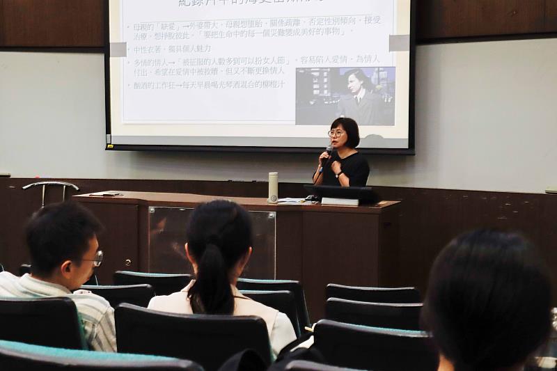 4月16日《尋愛小說家》映像講座由中文系侯如綺副教授主持。（圖／淡江大學提供）