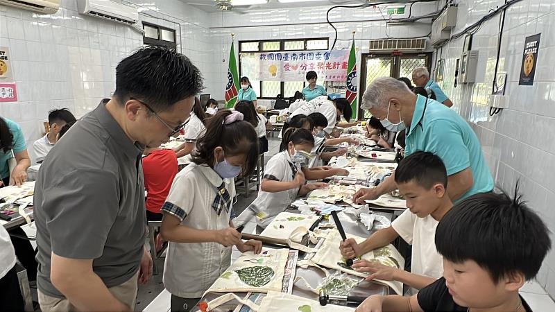 救國團臺南市團委會辦理「愛．分享聚光計畫」 用創作點亮孩子笑容 夢想被看見！