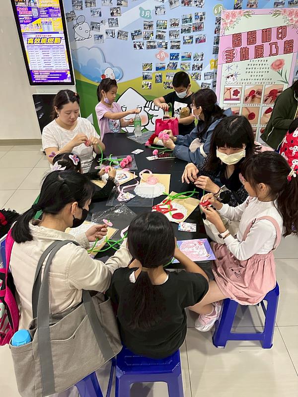 八德國民運動中心「回憶製造的城堡」母親節活動圓滿落幕，逾200名親子共創溫馨回憶。（手作康乃馨）