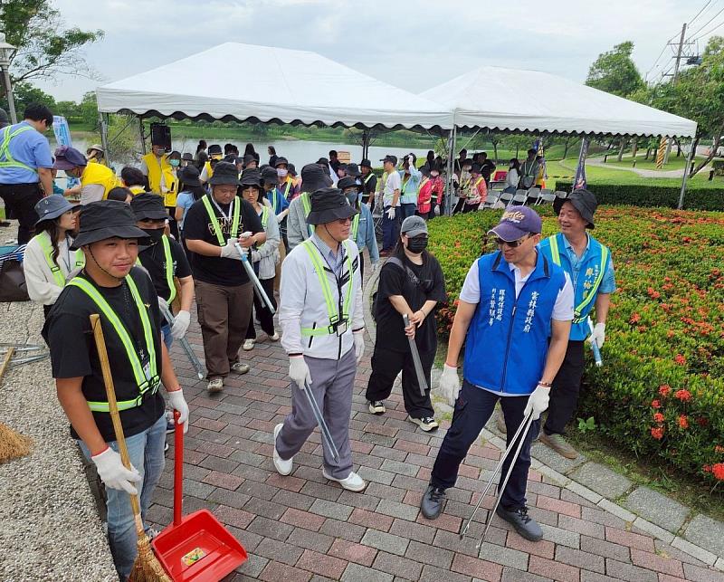 淨溪護岸行動正式啟動，由雲林縣環境保護局葉騏華科長與矽品精密黃宏祥處長共同帶隊，號召參與民眾攜手投入河川環境清理行動。