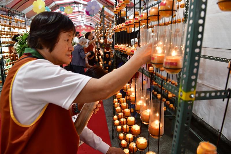 點亮萬佛燈，祈求身心安樂、法喜滿盈。（靈鷲山佛教教團提供）