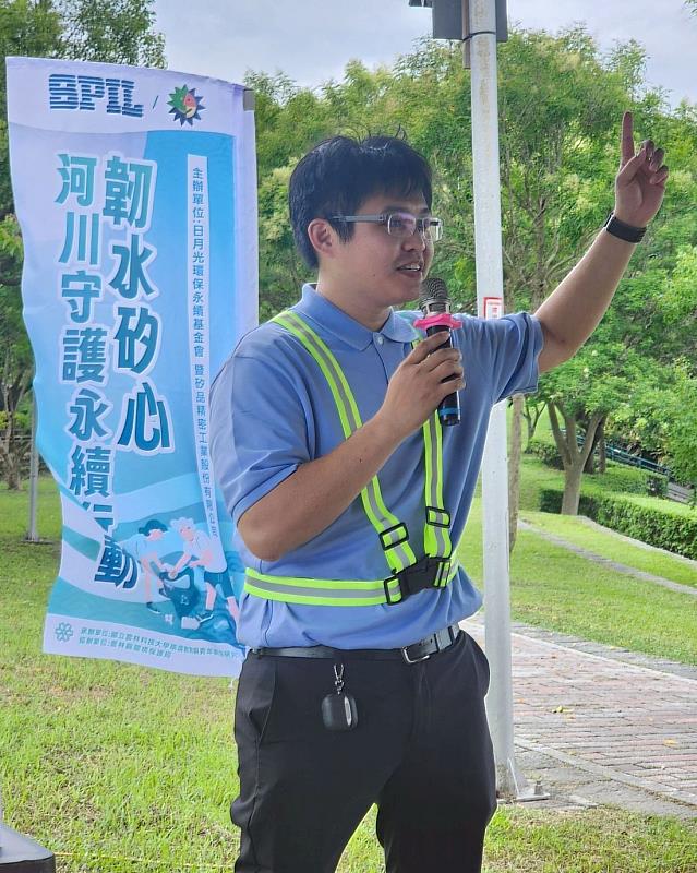 雲科大環境教育與青年創生研究中心鄭紘凱博士後研究員現場進行水質監測與分析示範。