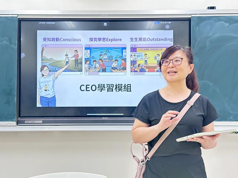 輔導主任莊菁雯介紹新科國中深具特色的「CEO學習模組」。