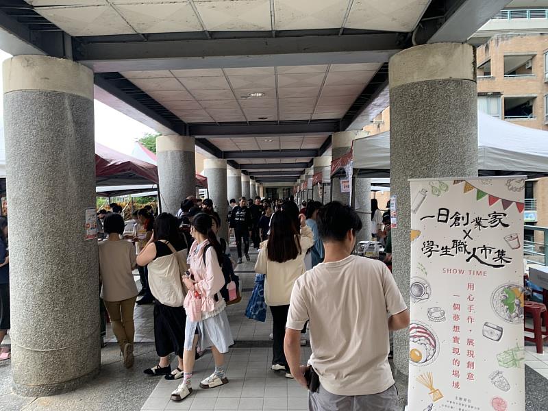 中臺科大「一日創業家×學生職人市集」透過實際創業體驗培養學生跨域實作能力與創新精神。