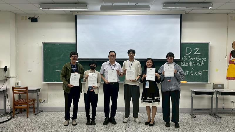 合辦單位東華大學師培中心張文權教授(圖左3)主持場合影。