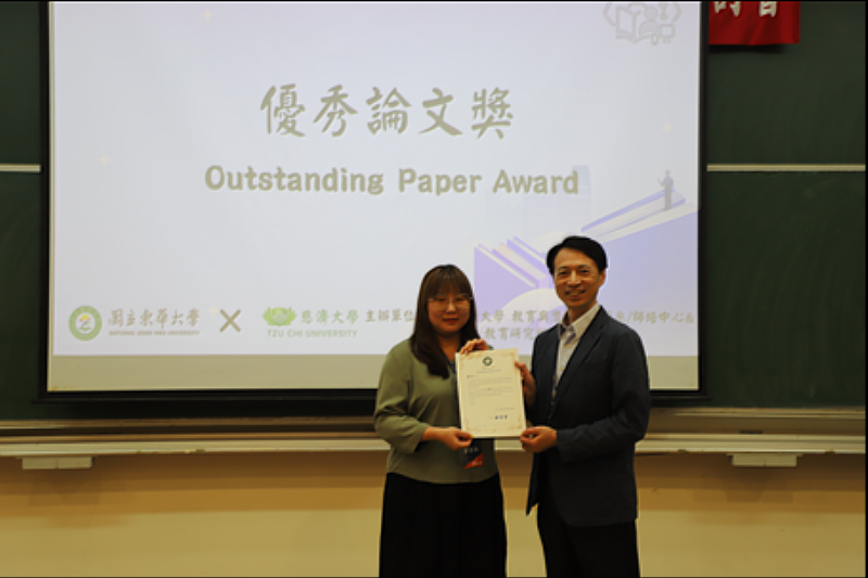 李真文副主任頒發優秀論文獎給獲獎發表人。