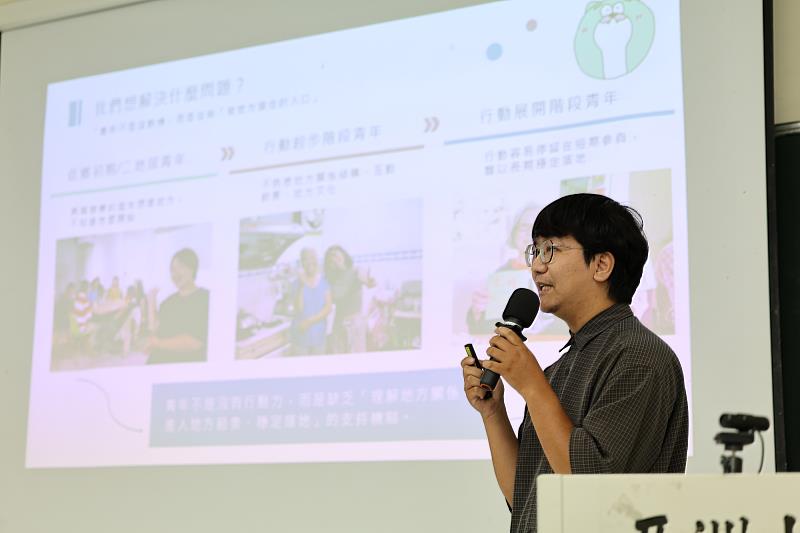 日常散策團隊夥伴劉明雄先生介紹教育部青年發展署支持的「地方關係培養皿－中興新村青年入口連線計畫」，邀請亞大學生一起參與地方創生。