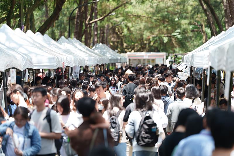 中央大學校慶同步舉辦熱鬧的校慶市集，匯聚校內學生、教職員社團與在地特色攤位，打造屬於中大人的歡慶嘉年華。