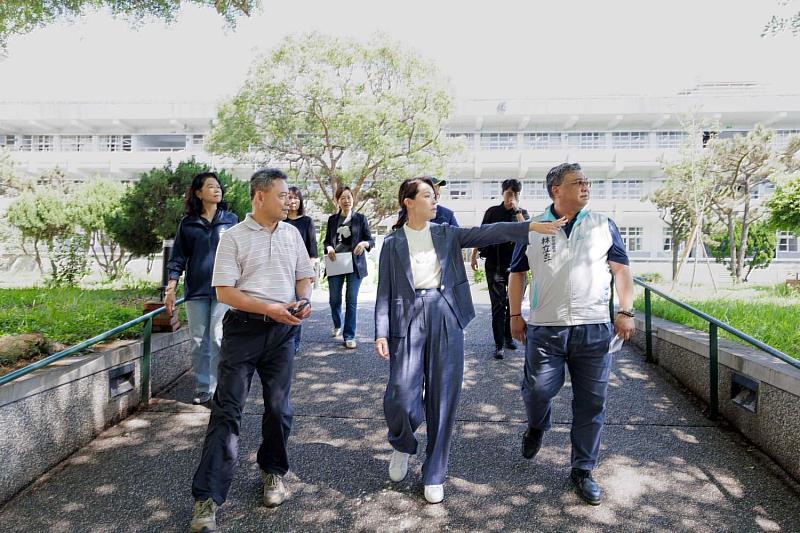 高市長視察考場。