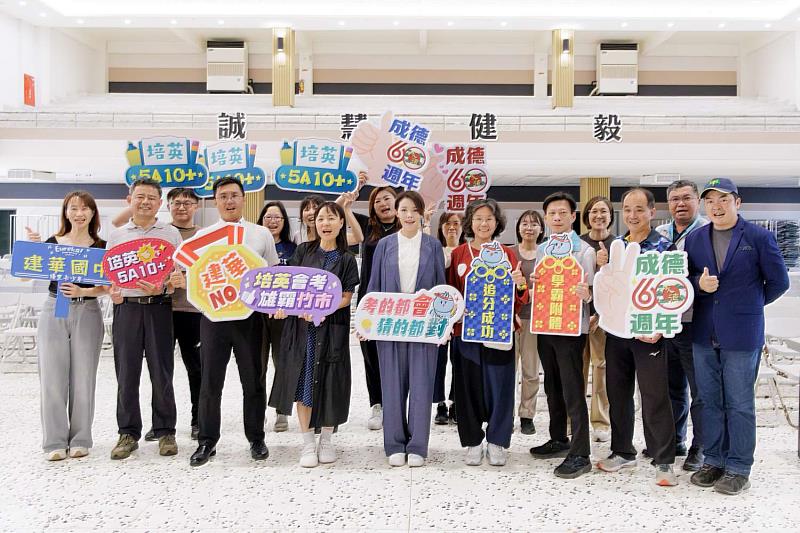 高市長視察國中會考考場大合照。