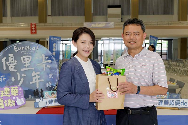 高市長致贈禮包感謝設置會考試場學校。