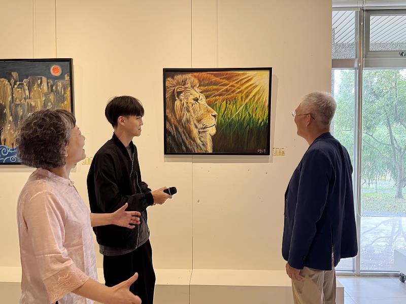 南華大學視設系舉辦「與夢共舞」系展，開啟夢境與藝術跨域對話，高俊雄校長（右）逐一參觀學生作品並聆聽創作理念。