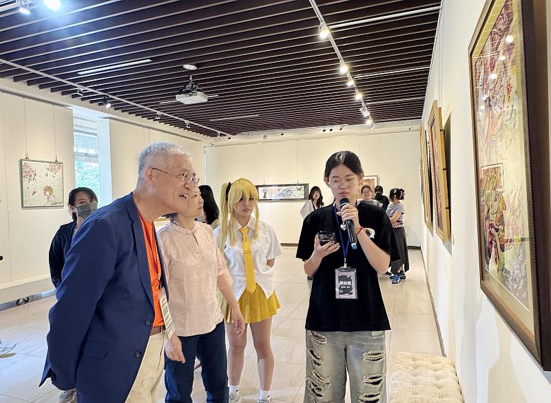 南華大學視設系舉辦「與夢共舞」系展，開啟夢境與藝術跨域對話，高俊雄校長（左1）親臨會場參觀。