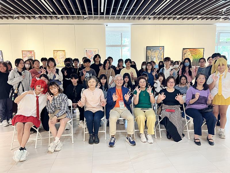 南華大學視設系舉辦「與夢共舞」系展，開啟夢境與藝術跨域對話，開幕式師生合影。