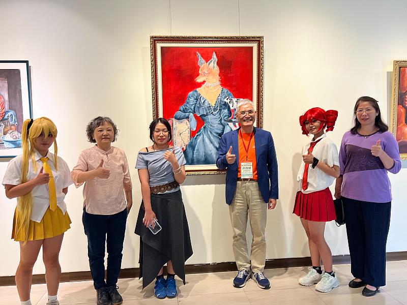 南華大學視設系舉辦「與夢共舞」系展，開啟夢境與藝術跨域對話，高俊雄校長（右3）逐一參觀學生作品、聆聽創作理念並合影。