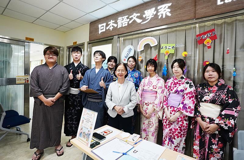日文學系打造日式和服迎賓與飲茶情境，讓考生沉浸式體驗跨文化語言學習氛圍。