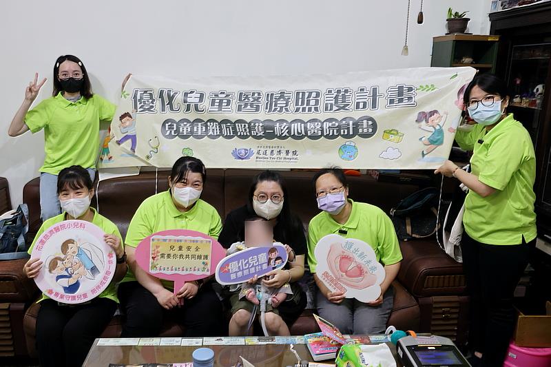 花蓮慈院響應衛福部「優化兒童醫療照護計畫」，在5月15日由護兒中心護理長陳怡汝、護理師劉怡君、護理師林昭君、個管師廖玉琪和護理師吳珮瑄前往安安家進行訪視。