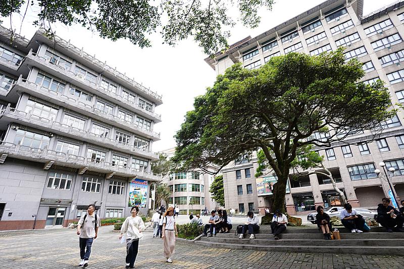 中國文化大學115學年度大學申請入學面試連續兩日登場，考生與家長齊聚校園，現場氣氛熱絡。
