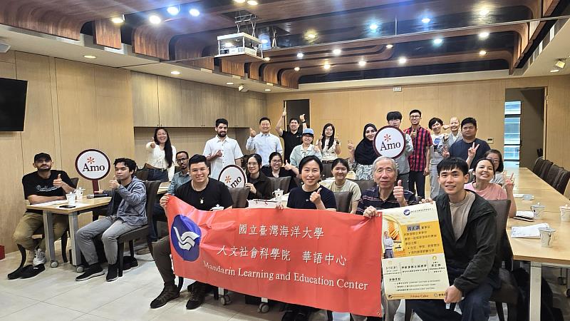 海大華語中心師生與阿默蛋糕團隊合影，展現校友企業與國際學生交流成果。