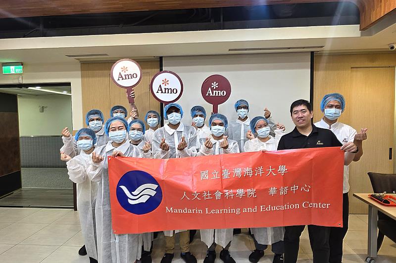 海大華語中心國際學生於參觀阿默蛋糕工廠前，依食品安全規範完成消毒並換上防護服。