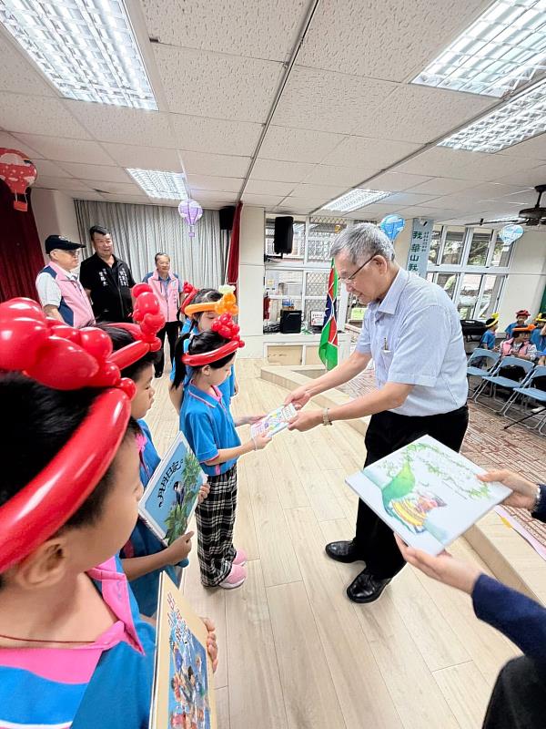 頒贈書籍。