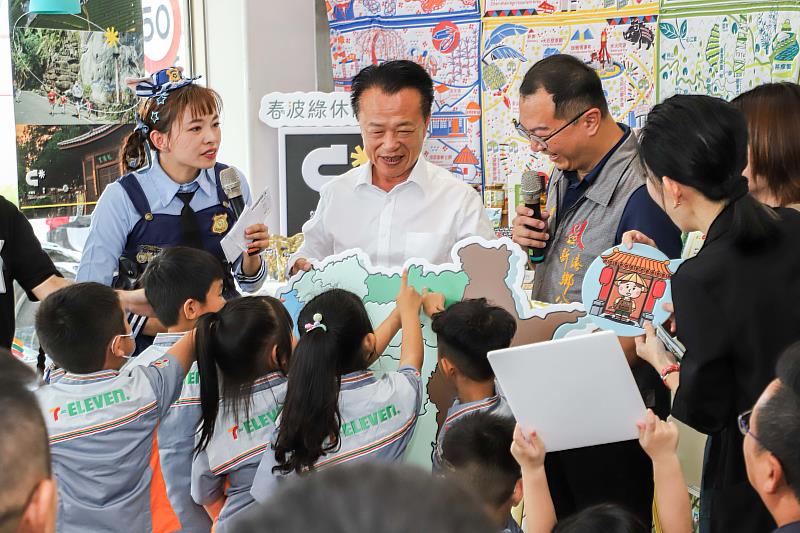 翁章梁與學童共讀繪本 邀民眾走入嘉義縣休閒農業區