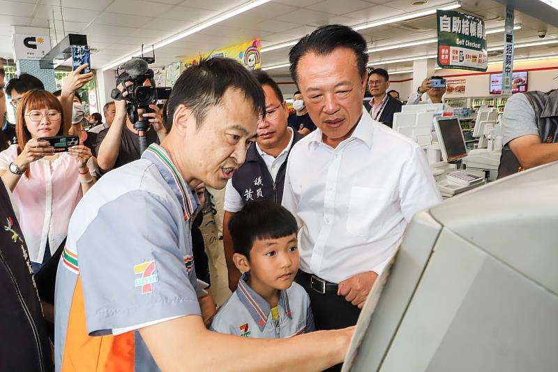 翁章梁與學童共讀繪本 邀民眾走入嘉義縣休閒農業區