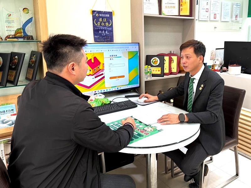 林建豪店長（右）不以「高價承攬」爭取委託，堅持回歸實價登錄的市場行情，因為過高開價導致滯銷，將損害客戶權益。（永慶房產集團提供）
