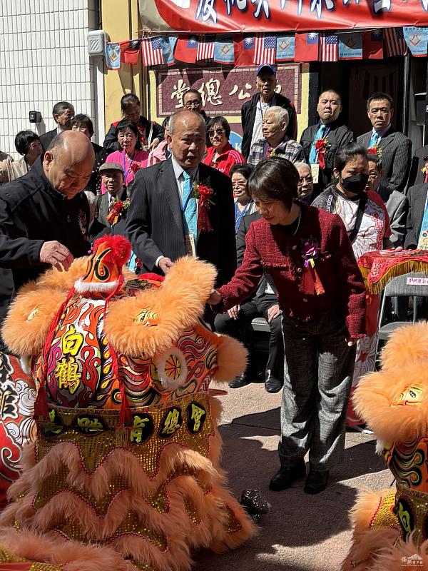獅頭點睛儀式，邀請僑務委員會副委員長李姸慧為新獅頭點睛開光。