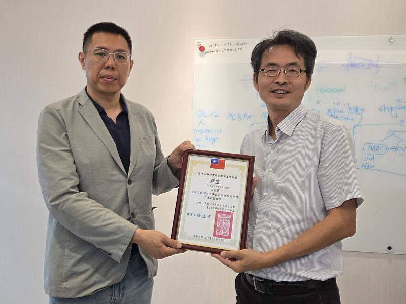 左為新北市綠色能源產業聯盟陳士章理事長,右為慧通智聯謝仁賢董事長。