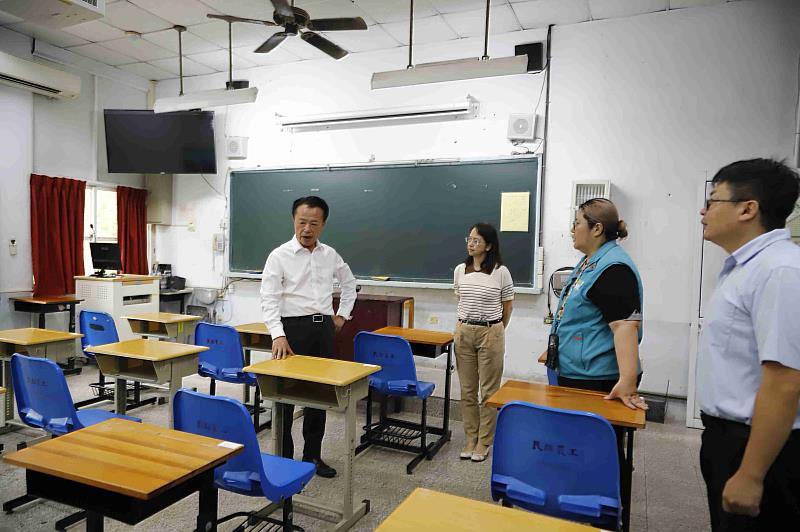 翁章梁視察國中會考民雄農工考場。