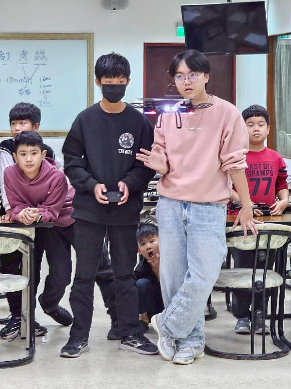 高雄市救國團暑期AI科技營登場 結合無人機操控與擬真飛航體驗 打造孩子的未來科技力