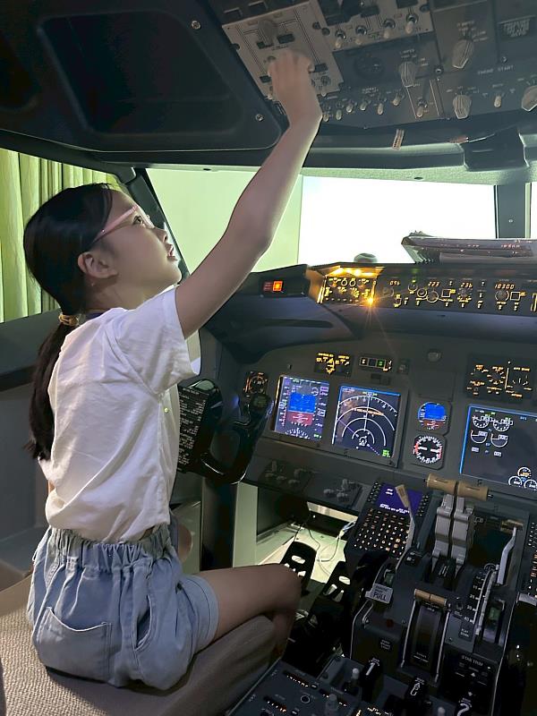高雄市救國團暑期AI科技營登場 結合無人機操控與擬真飛航體驗 打造孩子的未來科技力