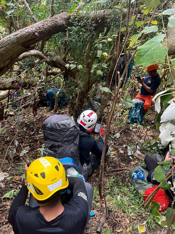 東河鄉山域搜救任務圓滿完成 科技救災與跨單位協作成功營救受困外籍人士