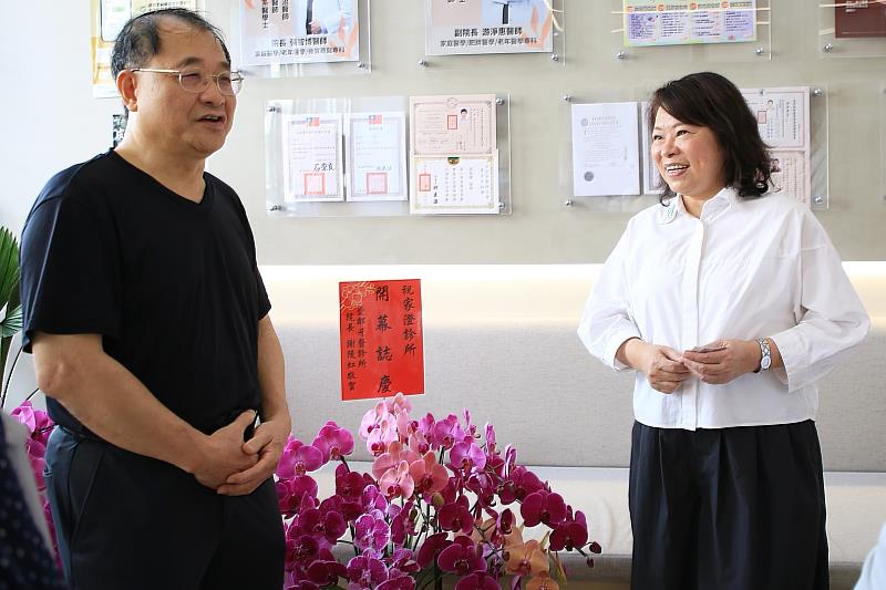 黃敏惠市長前往家澄診所致意。