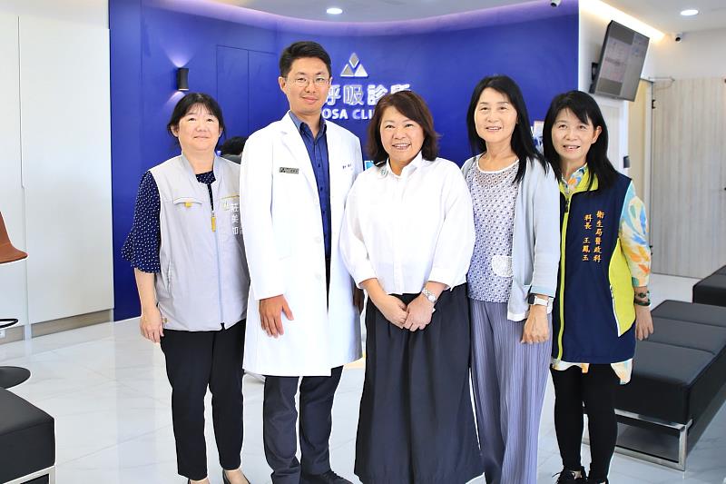 黃敏惠市長前往深呼吸診所致意。